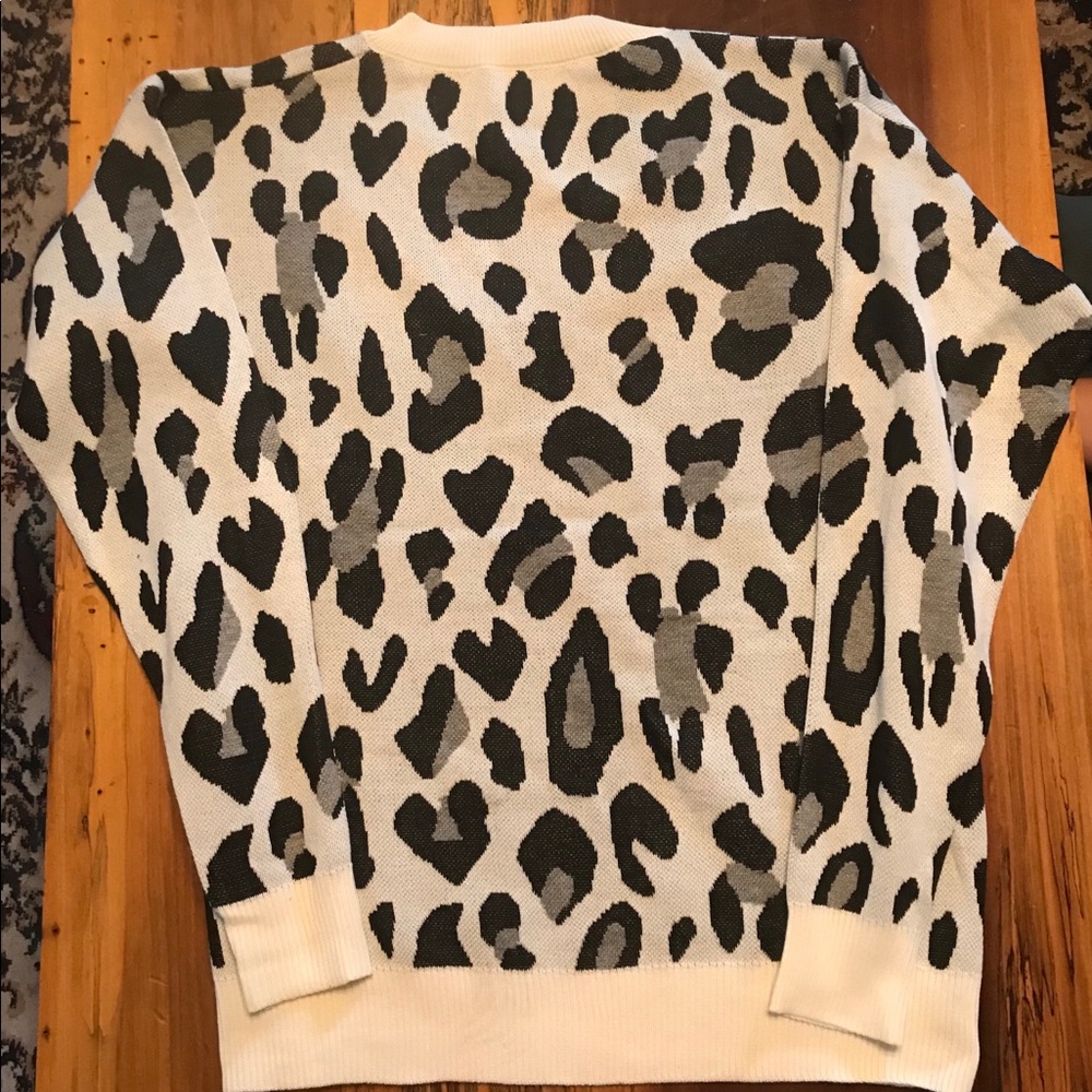 🎉HP🎉White Cheetah Print V Neck Sweater! - Picture 3 of 6
